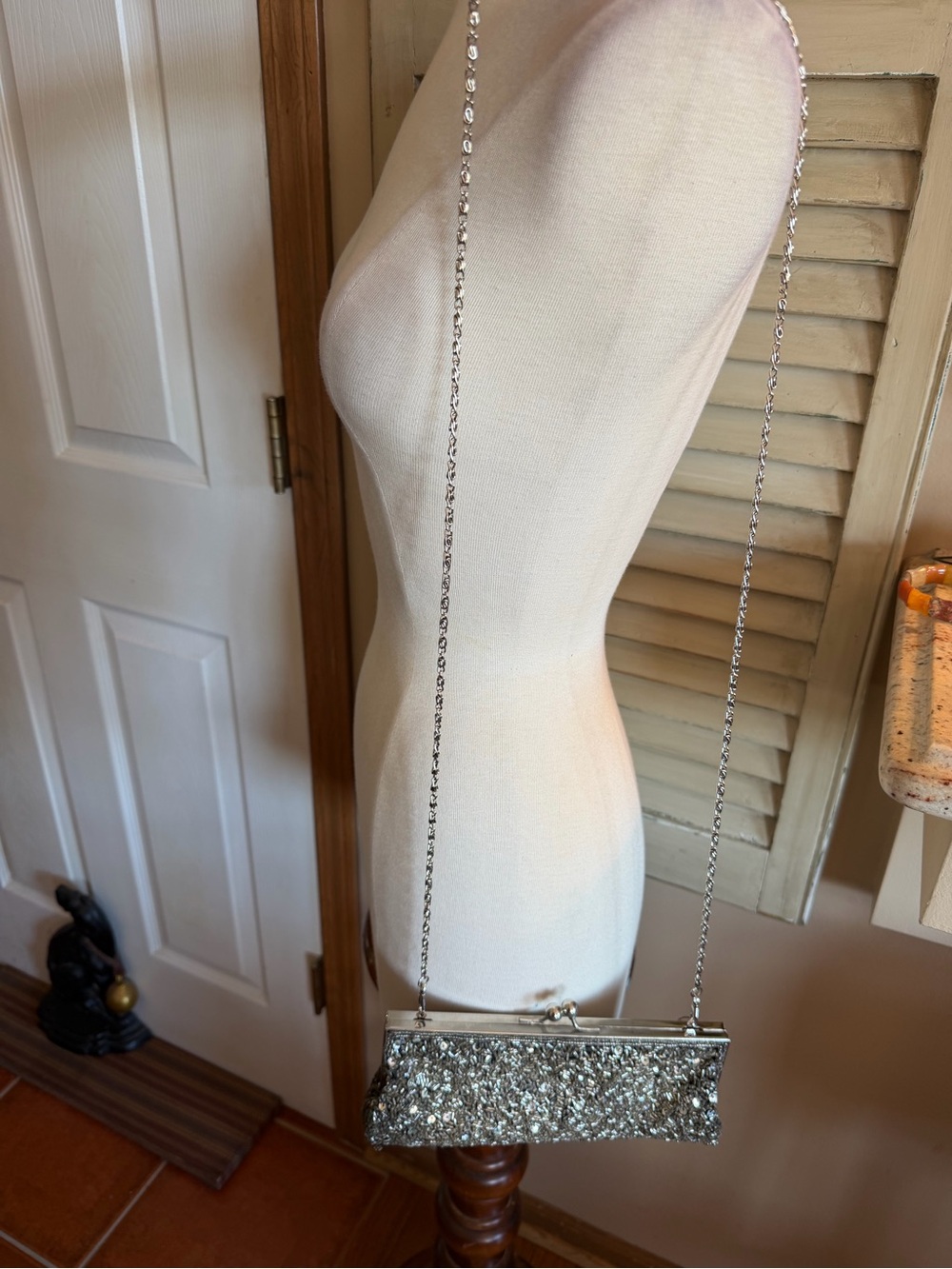 Beautiful Silver Beaded Evening Clutch with Chain Strap 8.5x4” - Picture 4 of 7